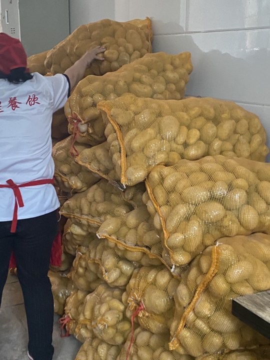 重慶建筑工程職業(yè)學院扶貧土豆2 (1).jpg
